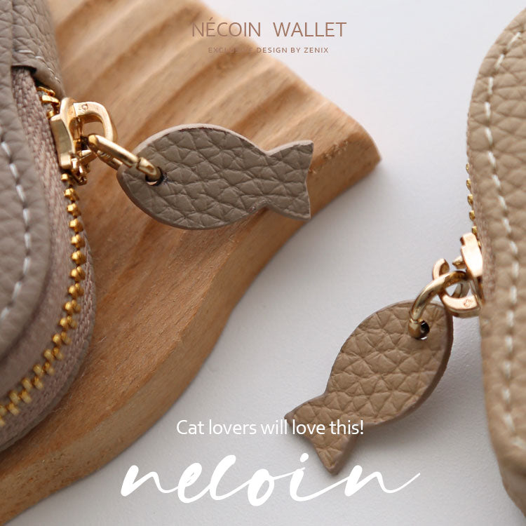 猫フェイスコインケースのファスナーと魚チャームのディテール